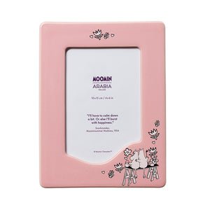 Moomin Arabia fotoramme i rosa med motiv av Mummitrollet og Snorkfrøken, størrelsen 10x15 cm, perfekt for å ramme inn minner.