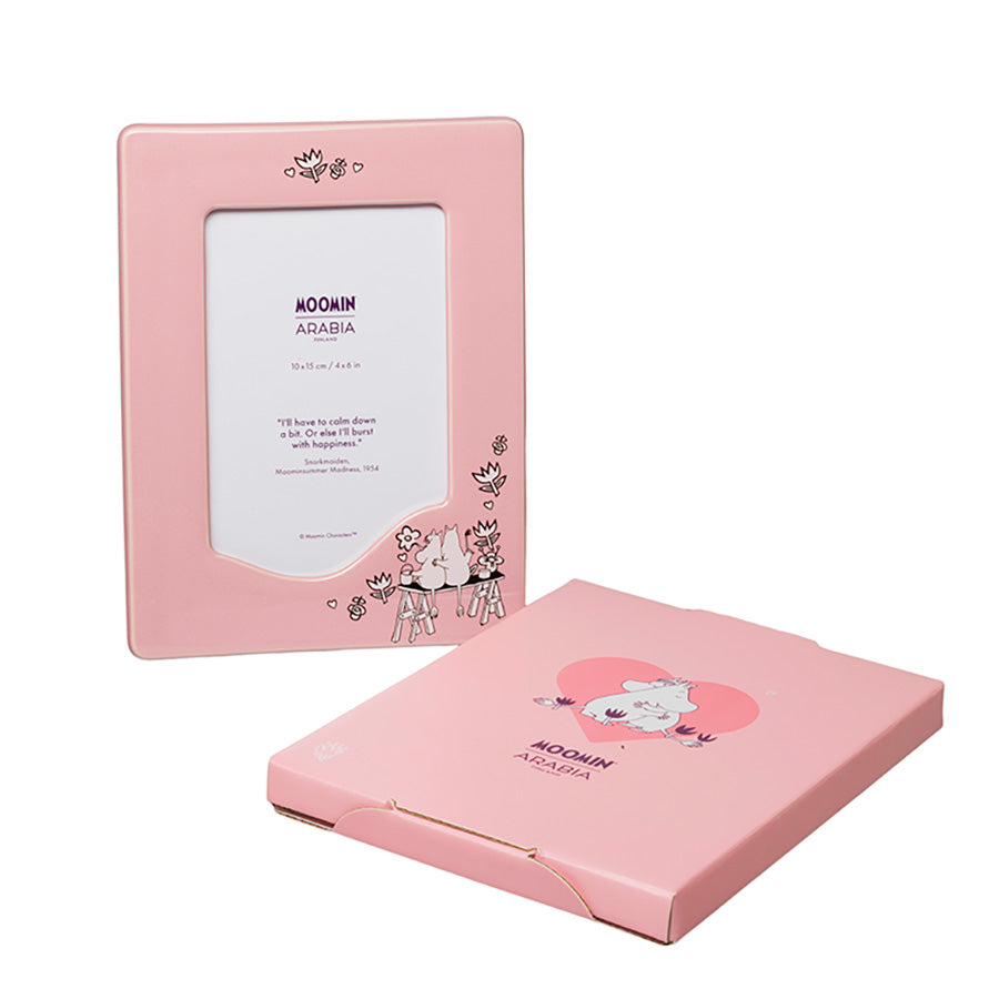Moomin Arabia fotoramme i rosa med dekorativ emballasje, ideell for gaver, måler 10x15 cm.