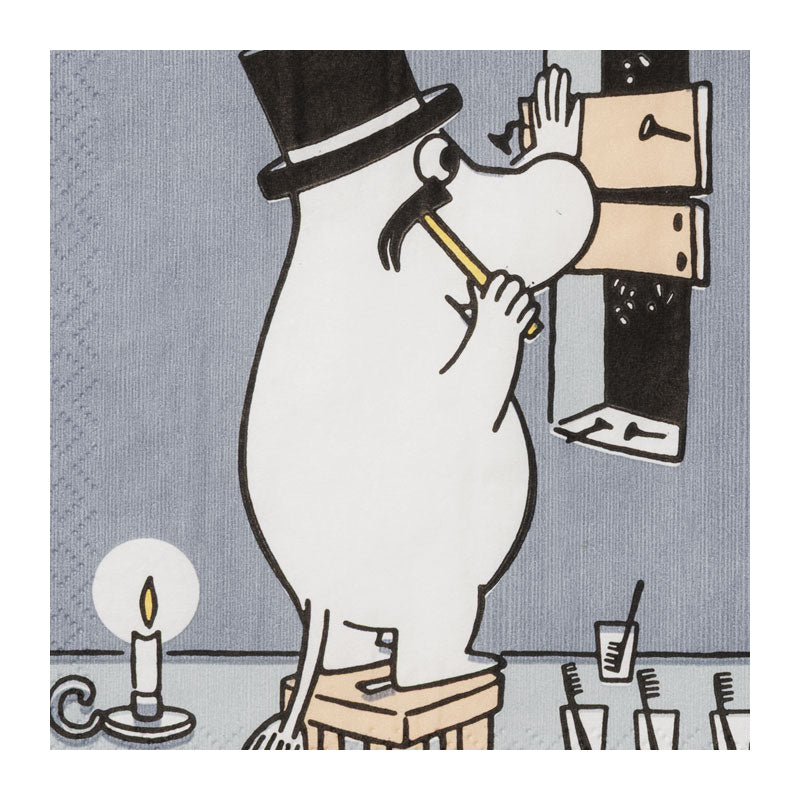 MOOMIN ARABIA – Moomin Arabia Mummi Servietter 33x33cm Mummipappa, Mummi-illustrasjon av Mummipappa som tenner lys med fyrstikker