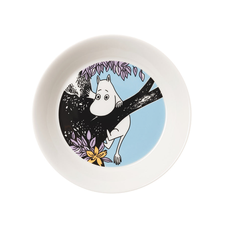 Moomin asjett på 15 cm med motiv av Mummitrollet som klamrer seg til en gren, perfekt til kake og små serveringer.