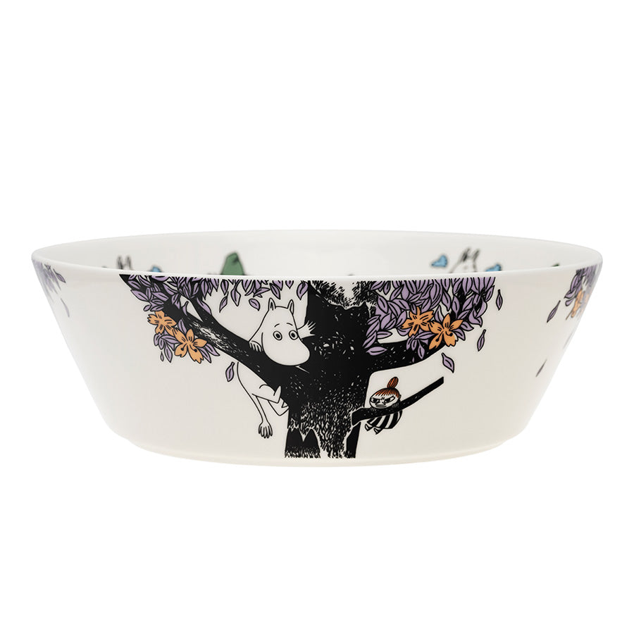 Moomin serveringsskål designet med Mummi karakterer, perfekt for servering av salater eller snacks. 23 cm stor, illustrert med blomster og trær.