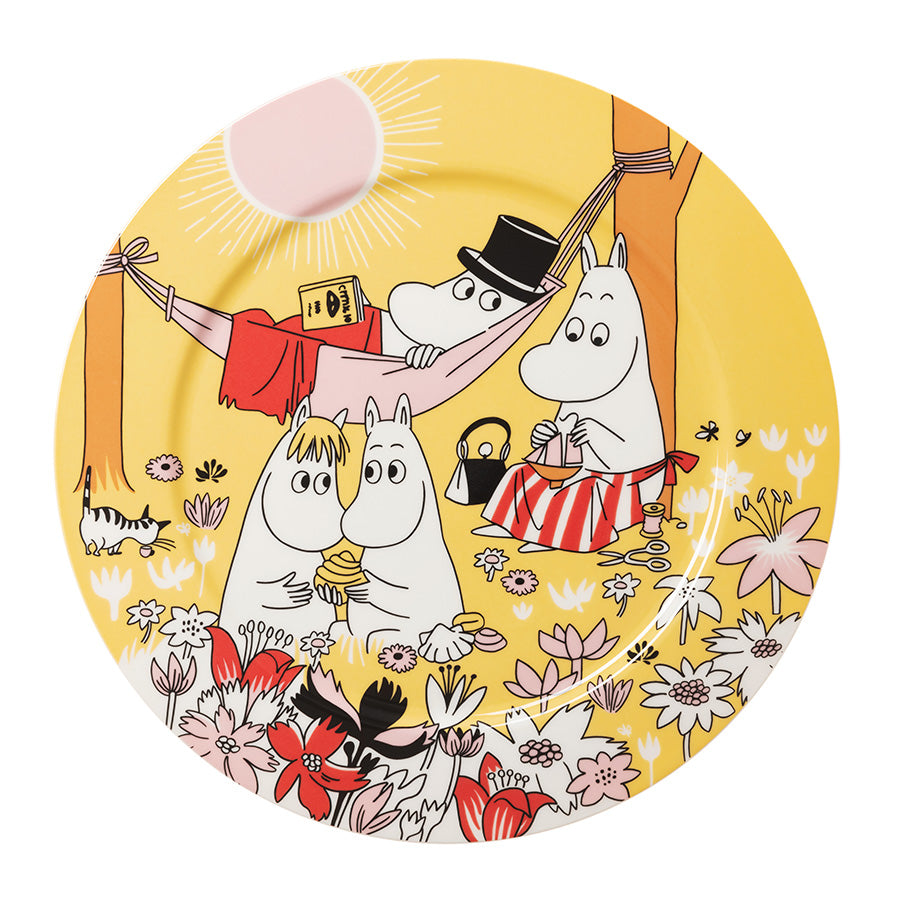 Moomin serveringsfat i gul med Mummi-figurer som har piknik, perfekt for familiemiddager.