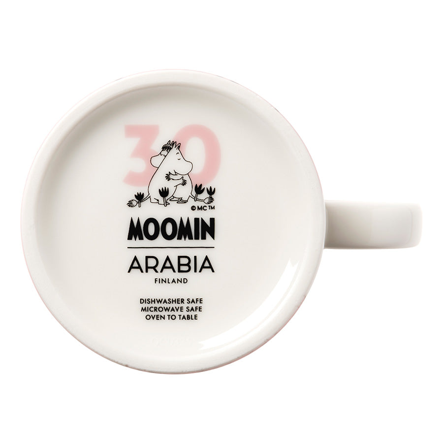 Bunnvisning av Mummi koppen som viser 30-årsjubileum, inkludert Moomin Arabia logo, designet for å være både praktisk og dekorativ.