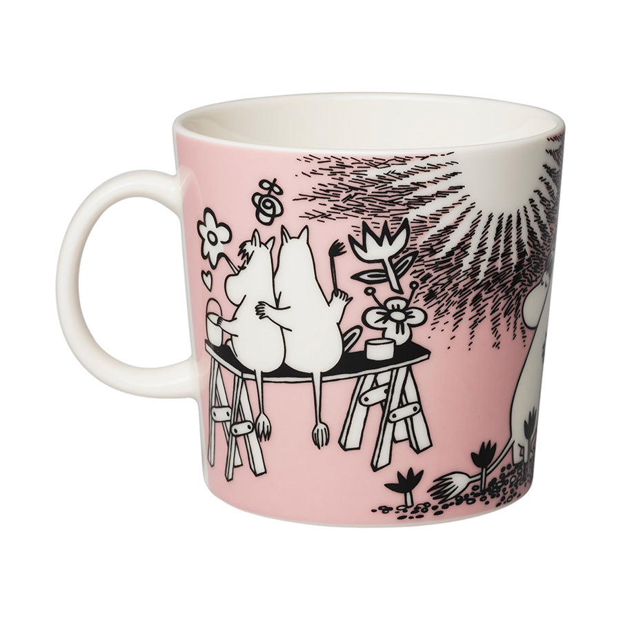 Mummi kopp med en hjertevarm illustrasjon av Mummitrollet og Snorkfrøken som sitter sammen, ideell for å skape en koselig atmosfære.