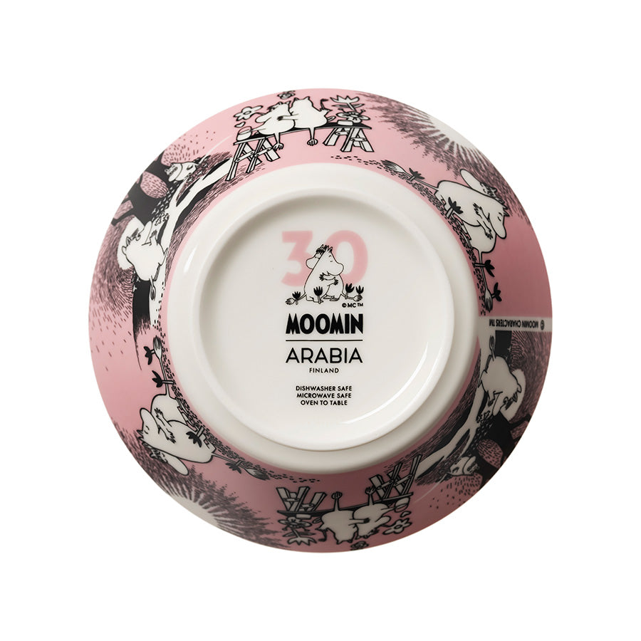 Baksiden av Mummi Bolle med jubileumsdesign 30 år, viser Moomin Arabia logo og produktinformasjon.