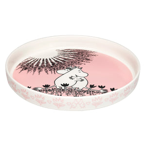 Moomin paiform med motiv av Mummitrollet og Snorkfrøken i rosa og svart, laget av Arabia, perfekt for baking og servering.