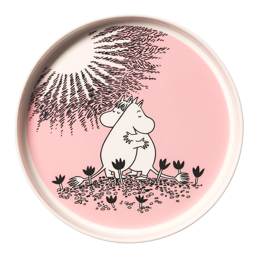 Nærbilde av Moomin paiform med Mummitrollet i rosa omgitt av blomster, designet av Arabia for 30-årsjubileet.