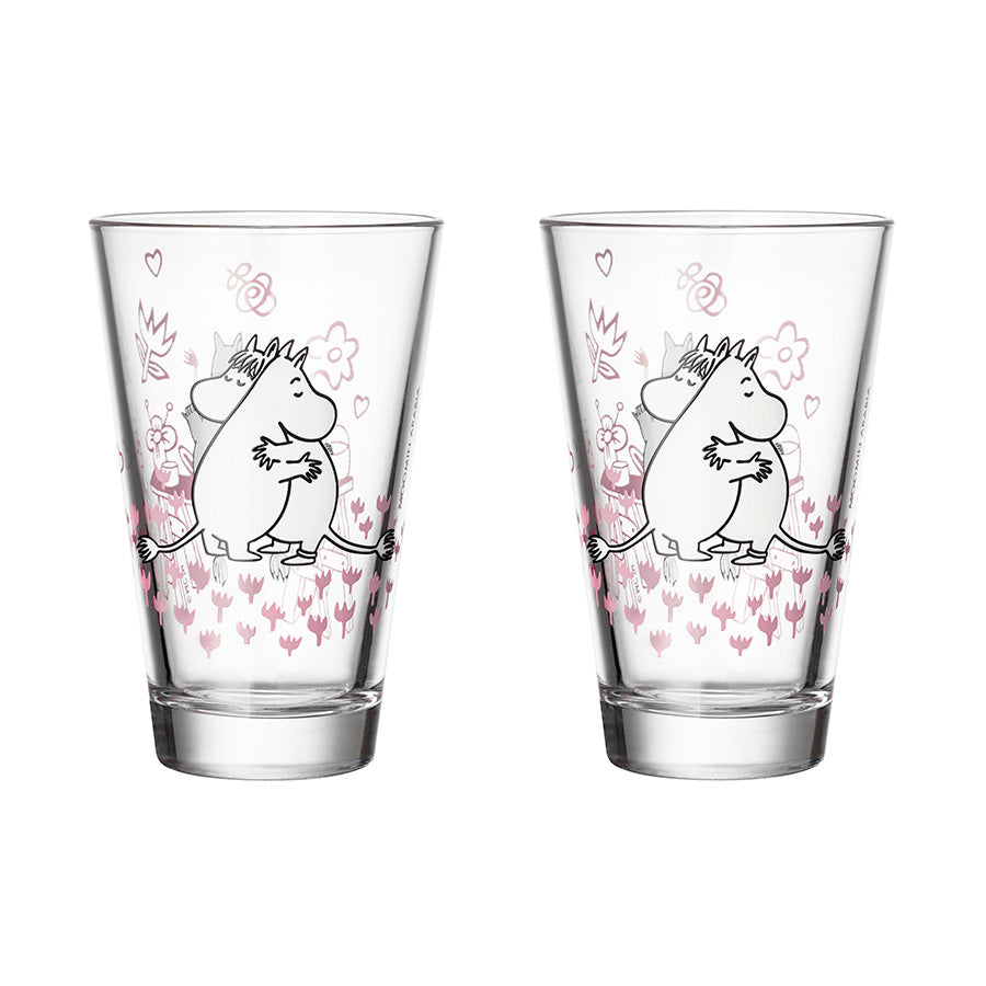 Moomin Arabia Mummi Glass 30cl 2pk Kjærlighet 30 år - To glass med illustrasjon av Mummi som klemmer, perfekte til hverdagsdrikke.