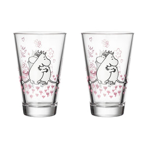 Moomin Arabia Mummi Glass 30cl 2pk Kjærlighet 30 år - To glass med illustrasjon av Mummi som klemmer, perfekte til hverdagsdrikke.