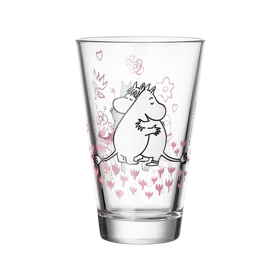 Moomin Arabia Mummi Glass 30cl 2pk Kjærlighet 30 år - Ett glass med Mummi-illustrasjon som klemmer, passende for juice eller dessert.