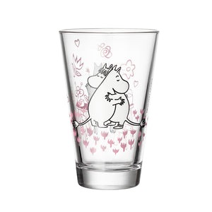 Moomin Arabia Mummi Glass 30cl 2pk Kjærlighet 30 år - Ett glass med Mummi-illustrasjon som klemmer, passende for juice eller dessert.