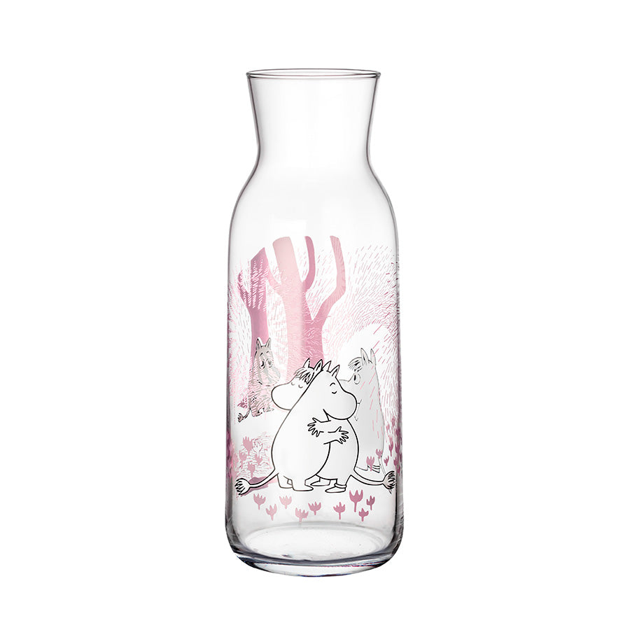 Mummi mugge med motiv av Mummitrollet og Snorkfrøken i en nydelig skogscene, 1,2L kapasitet, perfekt for servering av drikke til gjester.