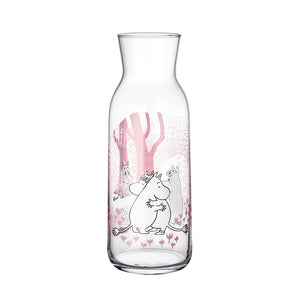 Mummi mugge med motiv av Mummitrollet og Snorkfrøken i en nydelig skogscene, 1,2L kapasitet, perfekt for servering av drikke til gjester.
