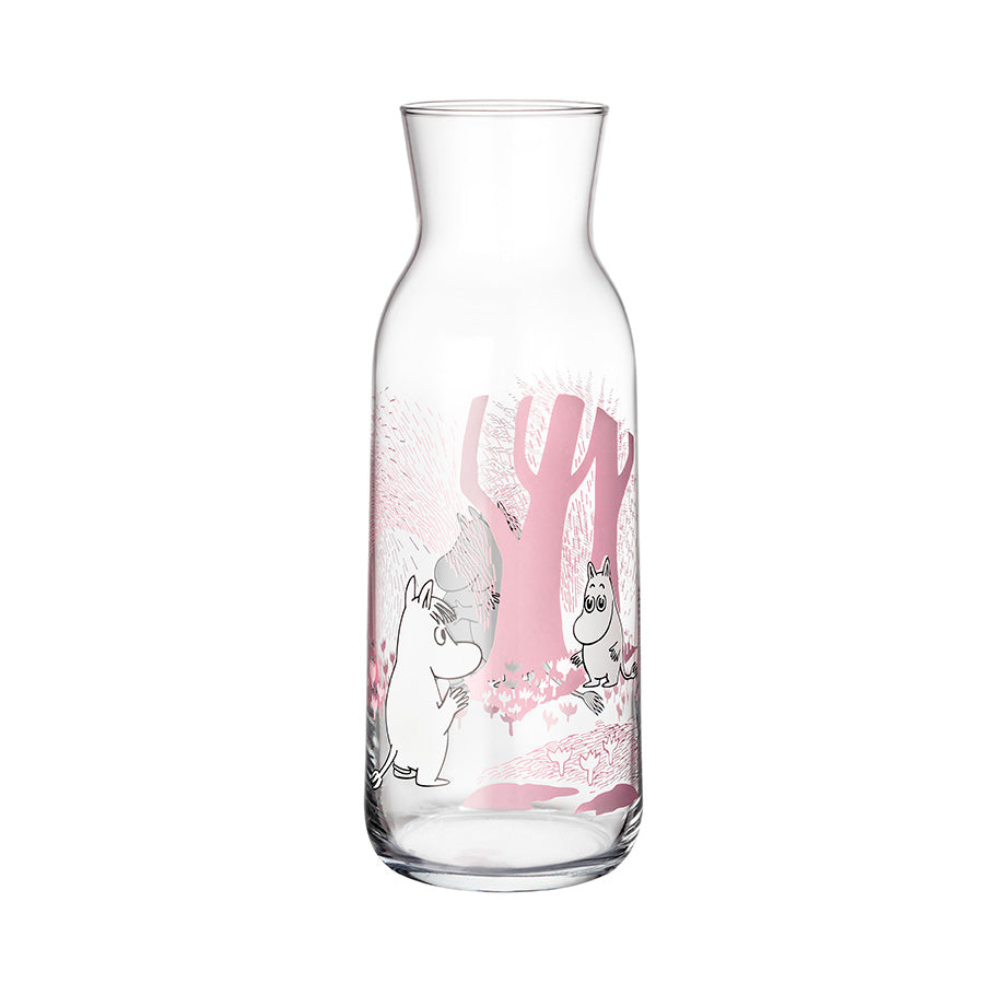 Mummi mugge i klart glass med en søt illustrasjon av Mummitrollet i rosa og naturalistisk miljø, ideell for saft og iste.