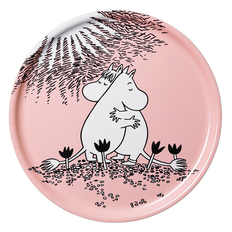 Moomin Arabia serveringsbrett på 35 cm med design av Mummitrollet og Snorkfrøken som omfavner hverandre, med rosa bakgrunn og svarte tulipaner.