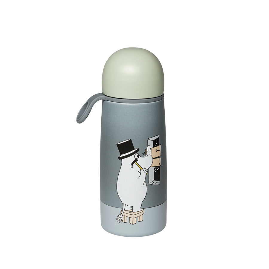 Mummi termos med Mummipappa som drikker fra en kran, praktisk og kompakt design, ideell for varme og kalde drikker, mål 0,45L.