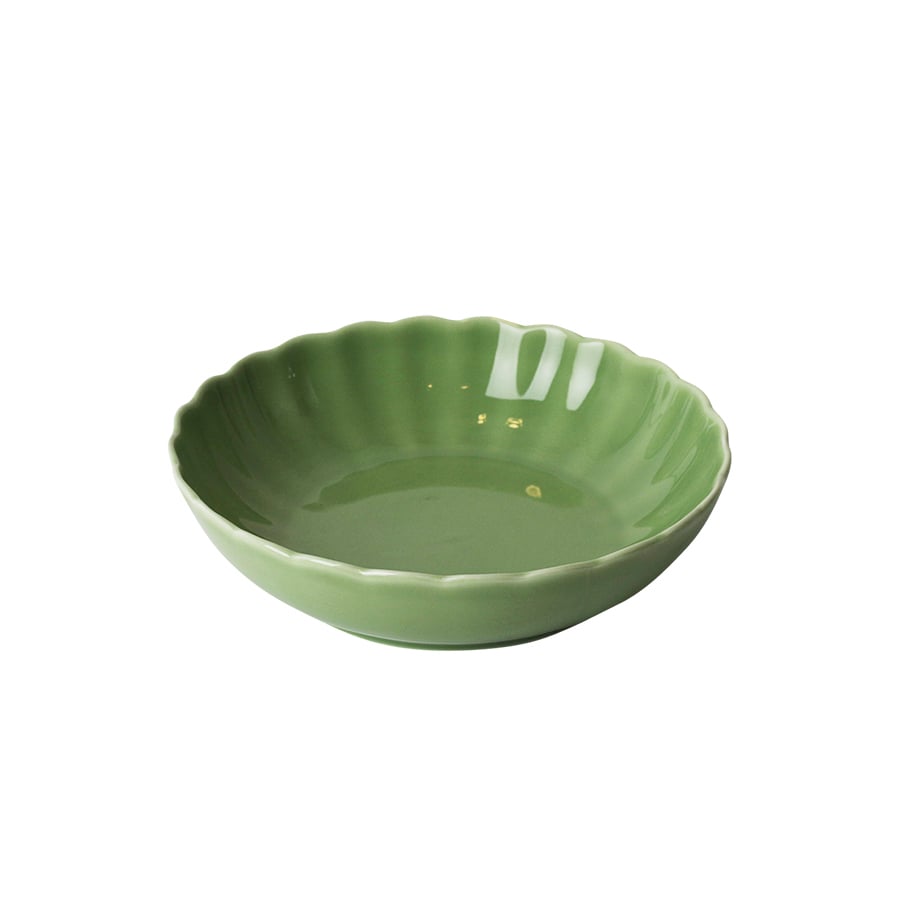 Nova Lilly dyp tallerken 20 cm grønn med myke former og blank glasur, perfekt til servering av suppe, pasta og salater. Tallerken for en stilfull borddekking.