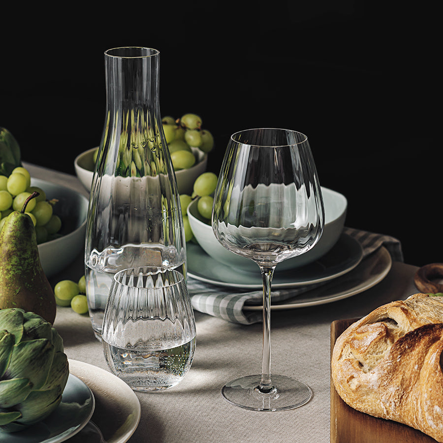 Hadeland Glassverk Prestige Karaffel Optikk 1L vises på et bord, elegant og funksjonelt design som passer perfekt til både hverdag og fest.