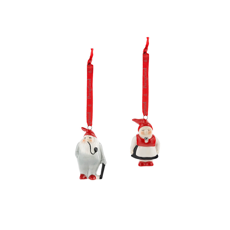 Porsgrunds Porselænsfabrik Nisseservise Mor/Far Hengepynt 2pk 7,5cm med nissemor og nissefar figurer i porselen, hengesmykker med røde bånd til juledekorasjon.