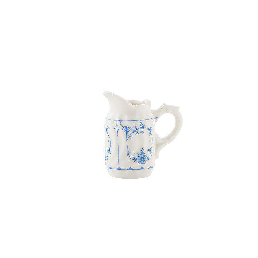 Mini Fløtemugge i Stråmønster fra Porsgrund Porselænsfabrik, elegant porselen med klassisk design, mål: 7,3 x 6 x 6 cm, perfekt som pyntegjenstand eller gave.