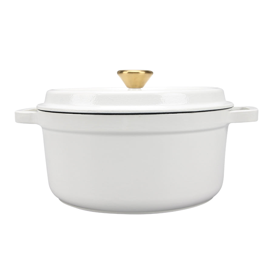 Christiania 1739 Støpejernsgryte 5L Hvit med messingfarget knott, ideell for tilberedning av supper og gryteretter.