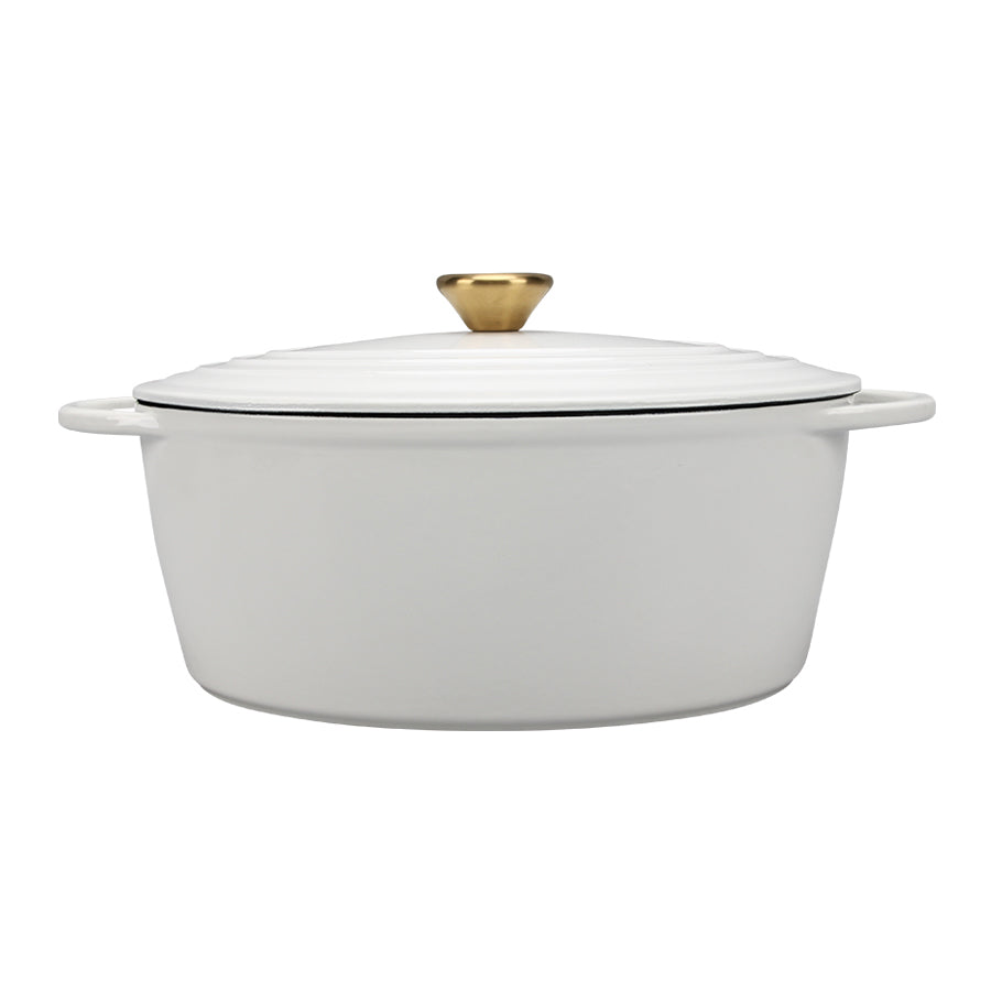 Christiania 1739 Støpejernsgryte Oval 5L Hvit sett fra siden med gylden knott - klassisk og tidløst kjøkkenutstyr.
