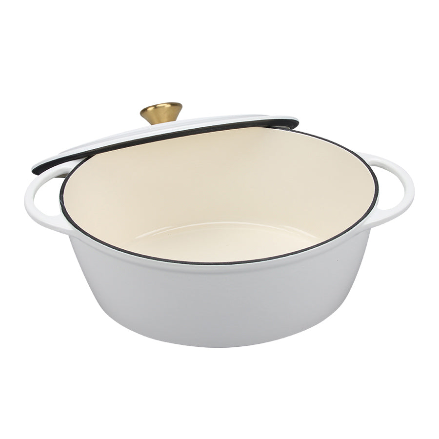 Innvendig bilde av Christiania 1739 Støpejernsgryte Oval 5L Hvit med gylden knott - romslig og stilfull, ideell for matlaging.