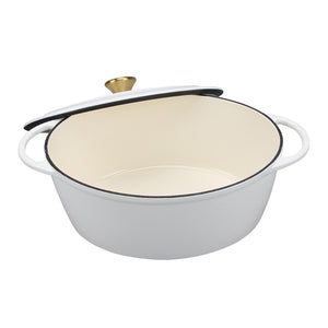 Innvendig bilde av Christiania 1739 Støpejernsgryte Oval 5L Hvit med gylden knott - romslig og stilfull, ideell for matlaging.