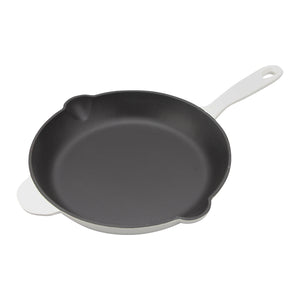 Christiania 1739 Støpejernspanne 27cm Hvit med slank design og helletuter, perfekt for jevn varmefordeling og elegant servering. Støpejern pannen er ideell for ethvert kjøkken.