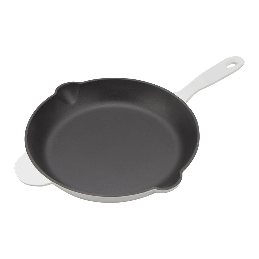 Christiania 1739 Støpejernspanne 27cm Hvit med slank design og helletuter, perfekt for jevn varmefordeling og elegant servering. Støpejern pannen er ideell for ethvert kjøkken.