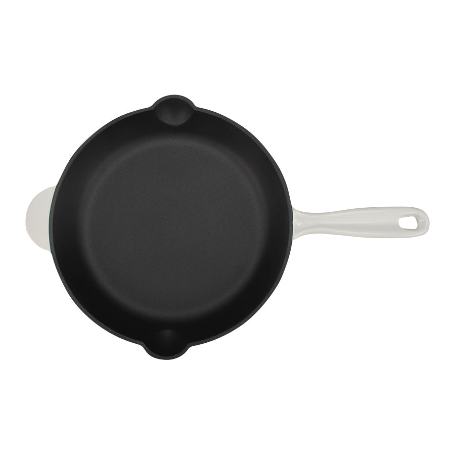 Christiania 1739 Støpejernspanne 27cm Hvit sett ovenfra, viser det glatte indre og helletutene, laget for funksjonalitet og stil med støpejernkvalitet.