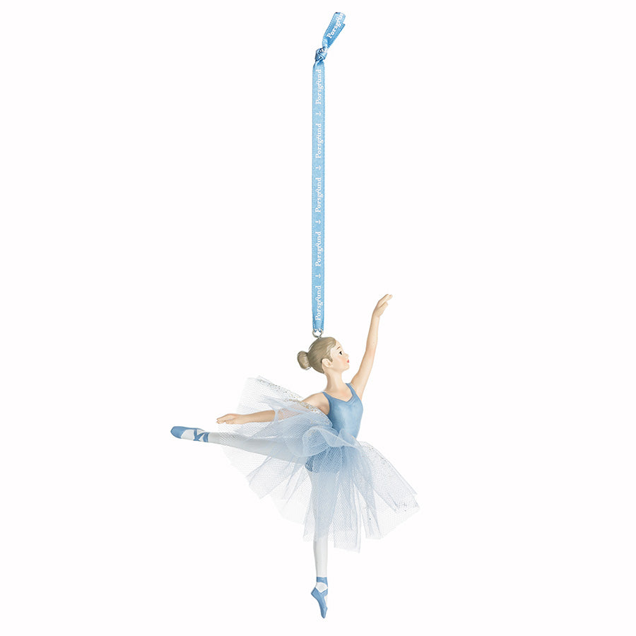 Porsgrunds Porselænsfabrik PP Jul Fifth Jump Ballerina Hengepynt i lyseblå kjole, 12,5 cm høyde. Elegant ballerinafigur i dansende positur, med lyseblått bånd til oppheng.