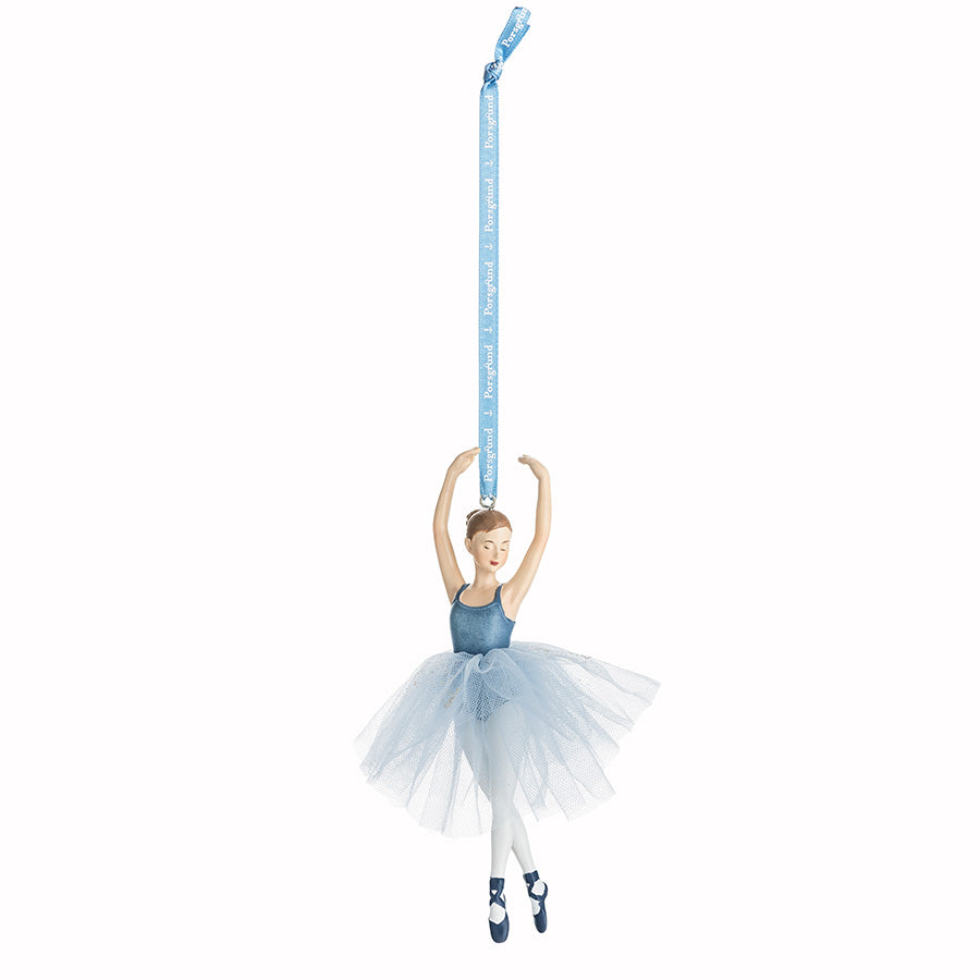 Hengepynt fra Porsgrunds Porselænsfabrik med en ballerina i piruett, 12,5 cm høy, elegant med lyseblå kjole og tyllskjørt.