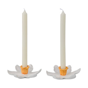 Seasons Lysestake Blomst 2pk Hvit – To elegante lysestaker formet som blomster, med hvite kronblader og varme detaljer, egnet for dekorasjon i hjemmet.