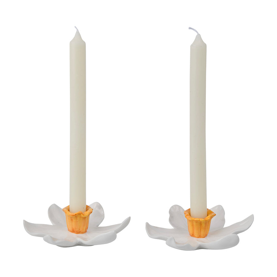 Seasons Lysestake Blomst 2pk Hvit – To elegante lysestaker formet som blomster, med hvite kronblader og varme detaljer, egnet for dekorasjon i hjemmet.