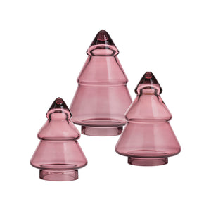 Tre dekorative grantrær i rosafarget glass fra Hadeland Glassverk, perfekt som julepynt og borddekorasjon. Moderen design som kombinerer tradisjon og stil.