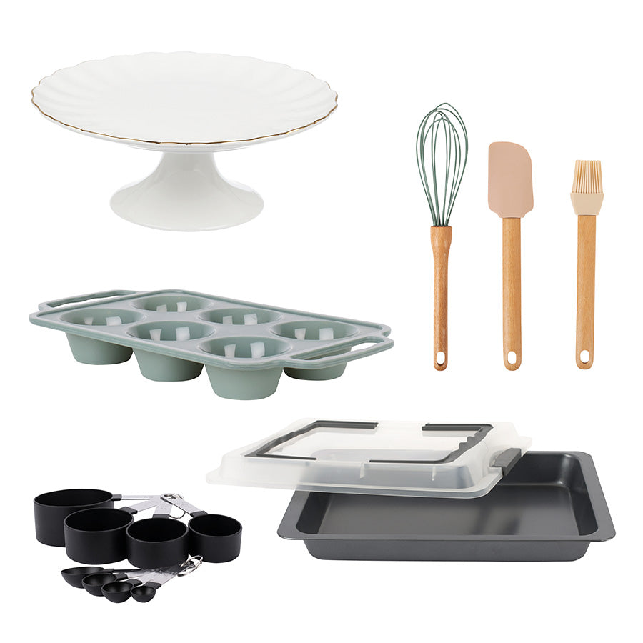 Komplett bakepakke med muffinsform i grønn silikon, kakefat på stett, redskapssett med visp, slikkepott og pensel, langpanne med lokk, samt målesett med 8 deler. Perfekt for julebaksten med stil og kvalitet.