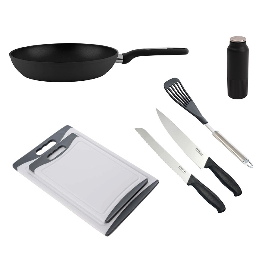Black Week Kjøkkenpakke som inkluderer kokkekniv, brødkniv, antibakterielle skjærefjøler, stekepanne, krydderkvern og stekespade – perfekt for matlagingsentusiaster med 60% rabatt.