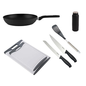 Black Week Kjøkkenpakke som inkluderer kokkekniv, brødkniv, antibakterielle skjærefjøler, stekepanne, krydderkvern og stekespade – perfekt for matlagingsentusiaster med 60% rabatt.