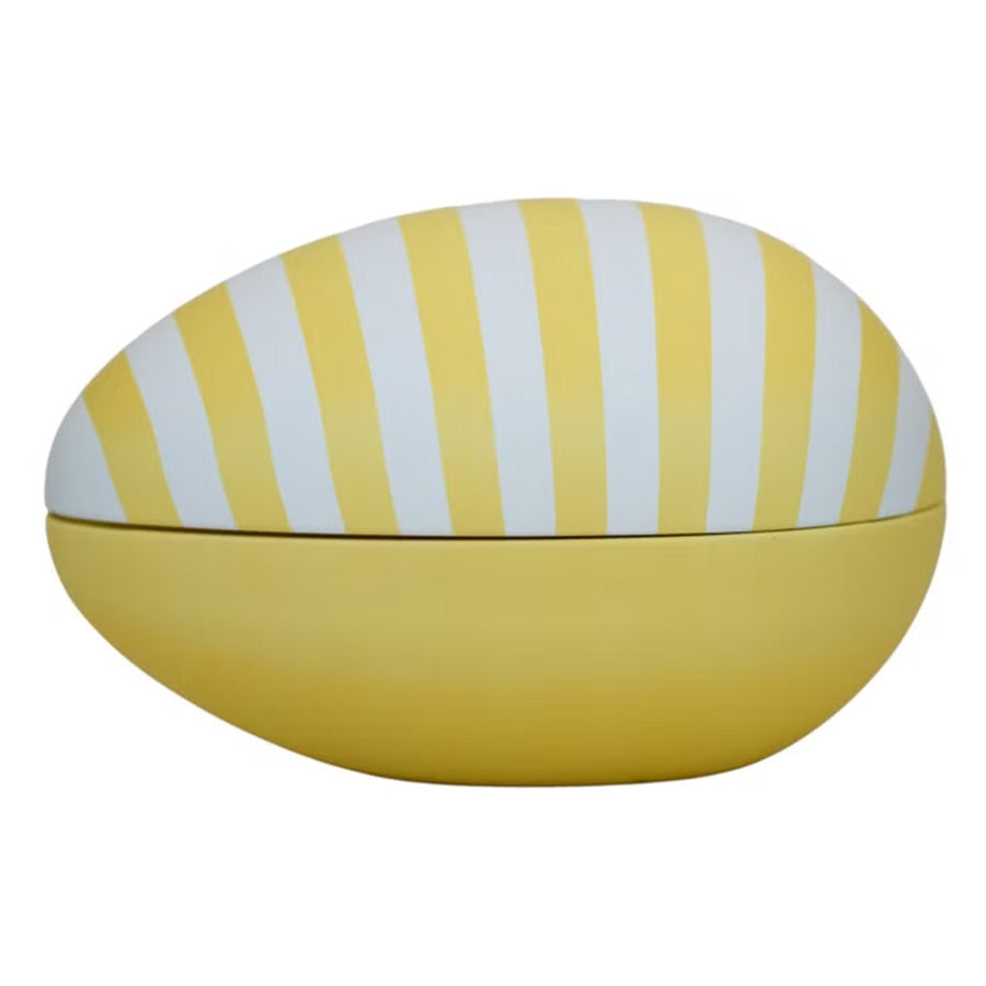 Amundsen Påskeegg i gult og hvitt stripete design, tomt metallegg perfekt for gaver eller dekorasjon til påsken. Påskeegg.