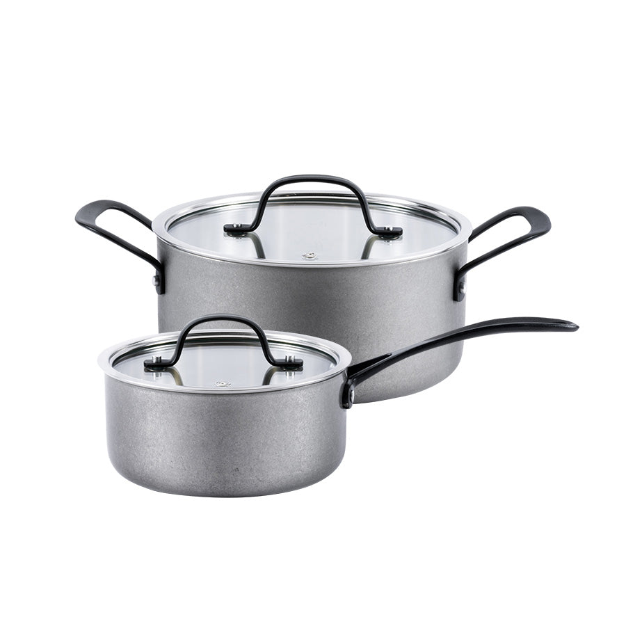 Grytesett med en stor kasserolle og en mindre gryte, begge med lokk, i rustfritt stål på en hvit bakgrunn. Perfekte for matlaging av både sauser og gryteretter.