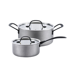 Grytesett med en stor kasserolle og en mindre gryte, begge med lokk, i rustfritt stål på en hvit bakgrunn. Perfekte for matlaging av både sauser og gryteretter.