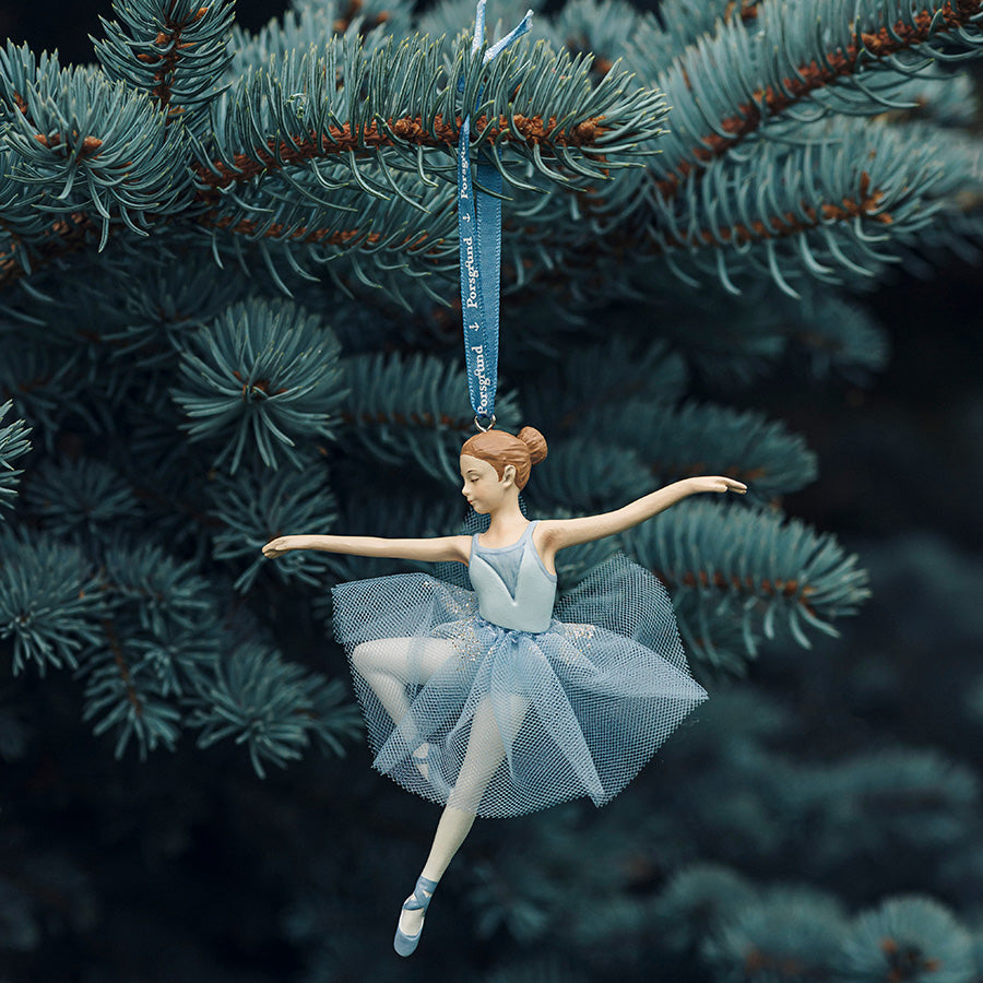 Håndmalt ballerinafigur fra Porsgrunds Porselænsfabrik med lyseblå kjole og tyllskjørt, hengepynt på juletre, størrelse 12,5 cm, Porsgrunds Porselænsfabrik PP Jul Arabequre Ballerina Hengepynt.