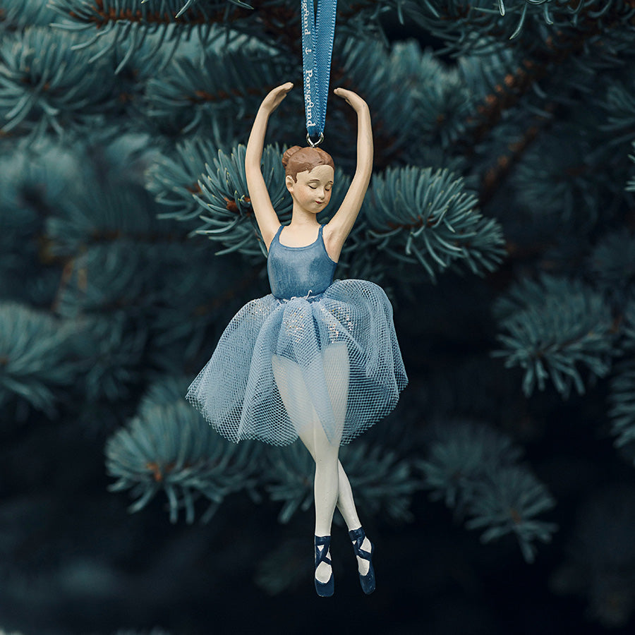 Porsgrunds Porselænsfabrik PP Jul Pirouette Ballerina Hengepynt 12,5cm - Elegant ballerinafigur i piruettposisjon med lyseblått bånd, perfekt for julepynting.