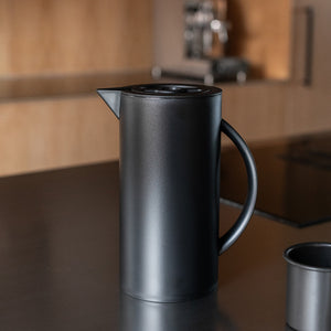 Nærbilde av en sort termokanne med minimalistisk design, perfekt for både hjem og kontor.