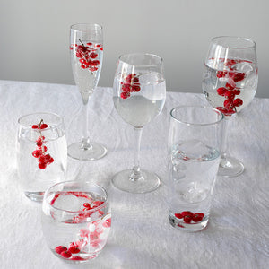 Variert gruppe champagneglass fylt med sprudlende vann og bær, som fremhever skjønnheten og elegansen i champagneglassene.