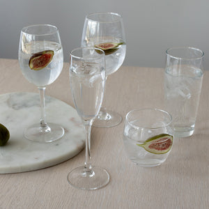 Flotte champagneglass fylt med isvann og friske fiken, som viser hvor allsidige champagneglassene kan være. Ideelle for enhver anledning.