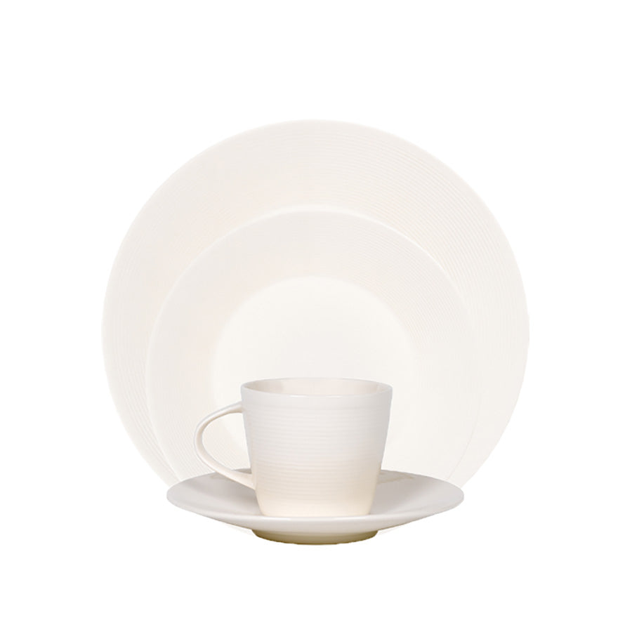 Samling av tallerken, asjett og kopp fra New York serien, fremhever tallerkenens og krusets delikate design og kremhvite farge, ideell for elegante middagsarrangement.