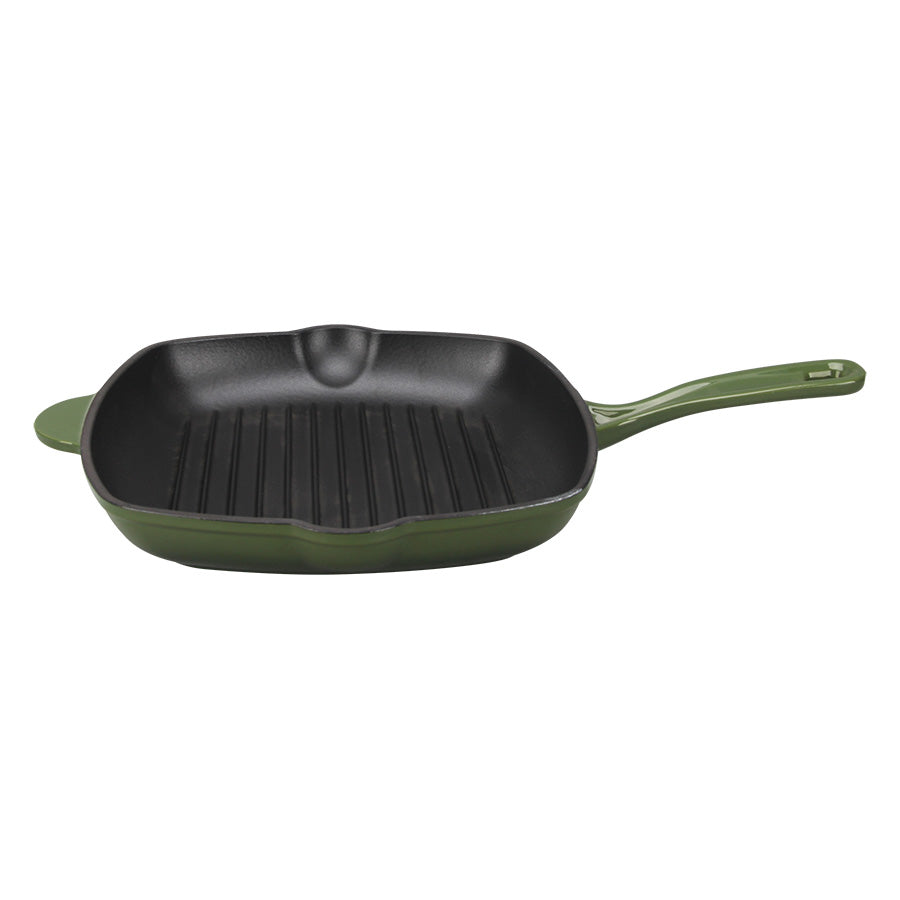 Grønn grillpanne i støpejern med høye grillriller og langt håndtak, sett fra siden