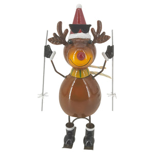 Christiania 1739 Julekolleksjon Figur Elg På Ski 30cm, en morsom julefigur av elg på ski laget i metall, med vinterklær, som sprer julestemning.